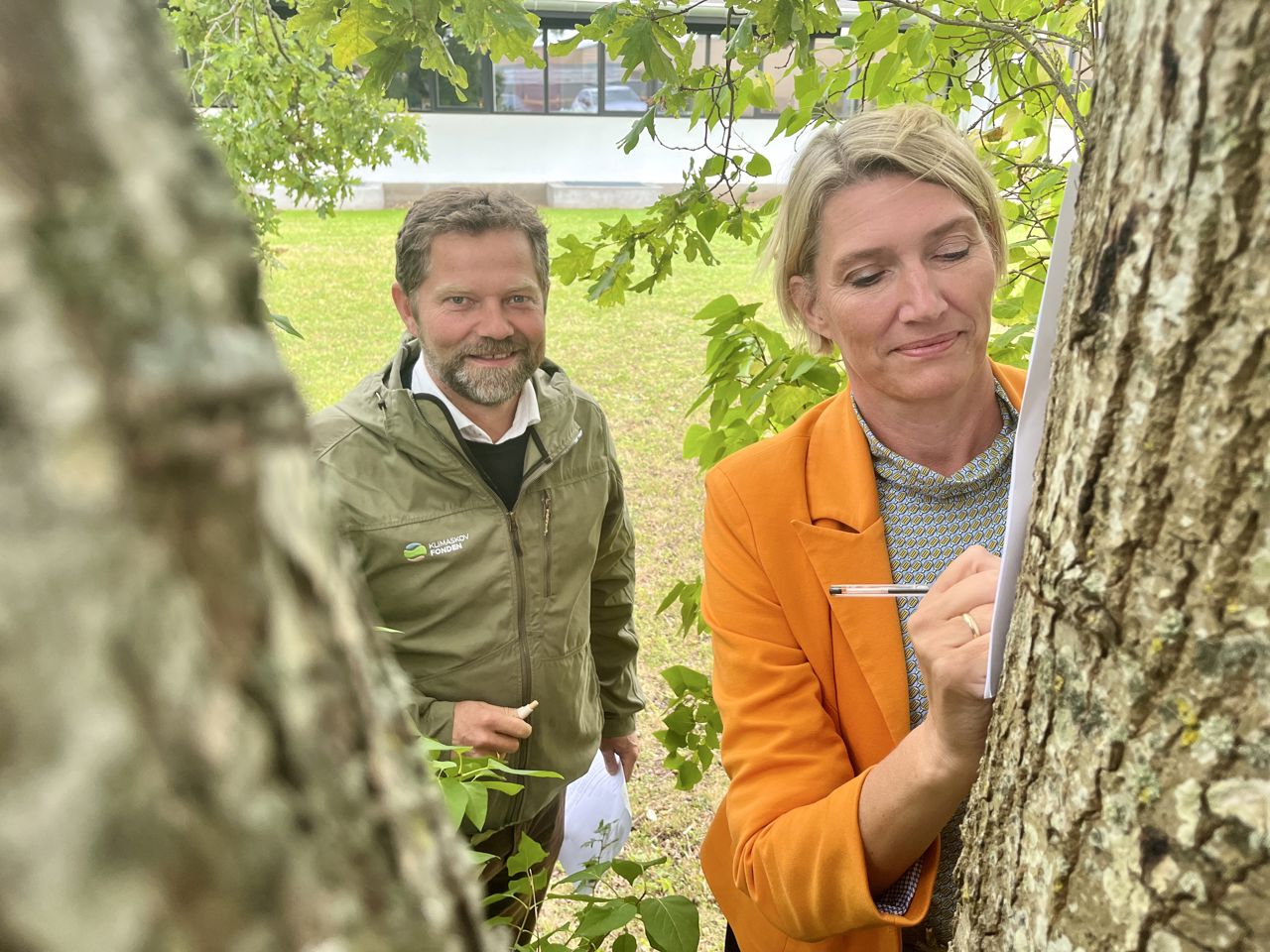 Karina Vincentz og Klimaskovfondens direktør Poul Erik Lauridsen underskriver partnerskabsaftalen