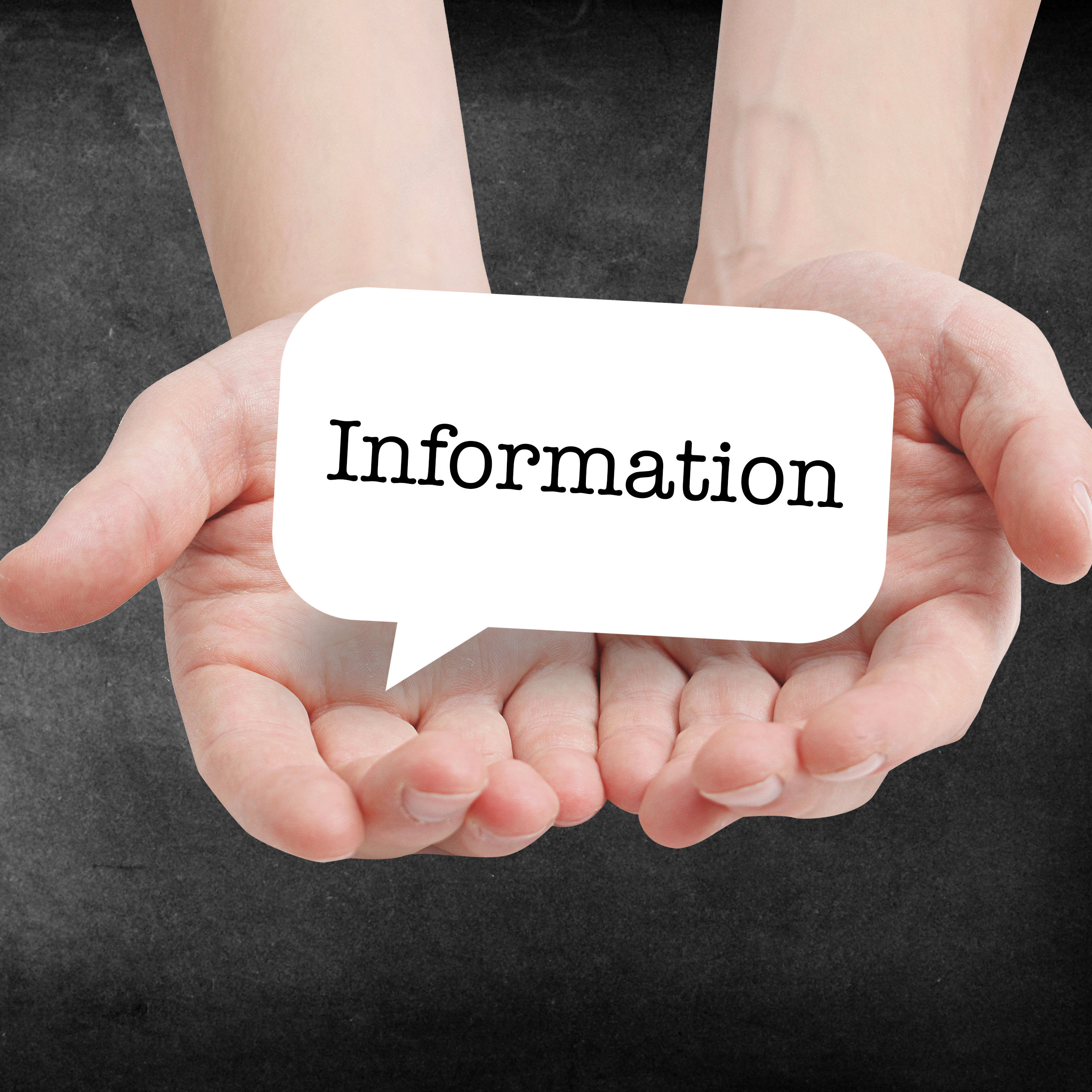 hænder, der holder et informationsskilt