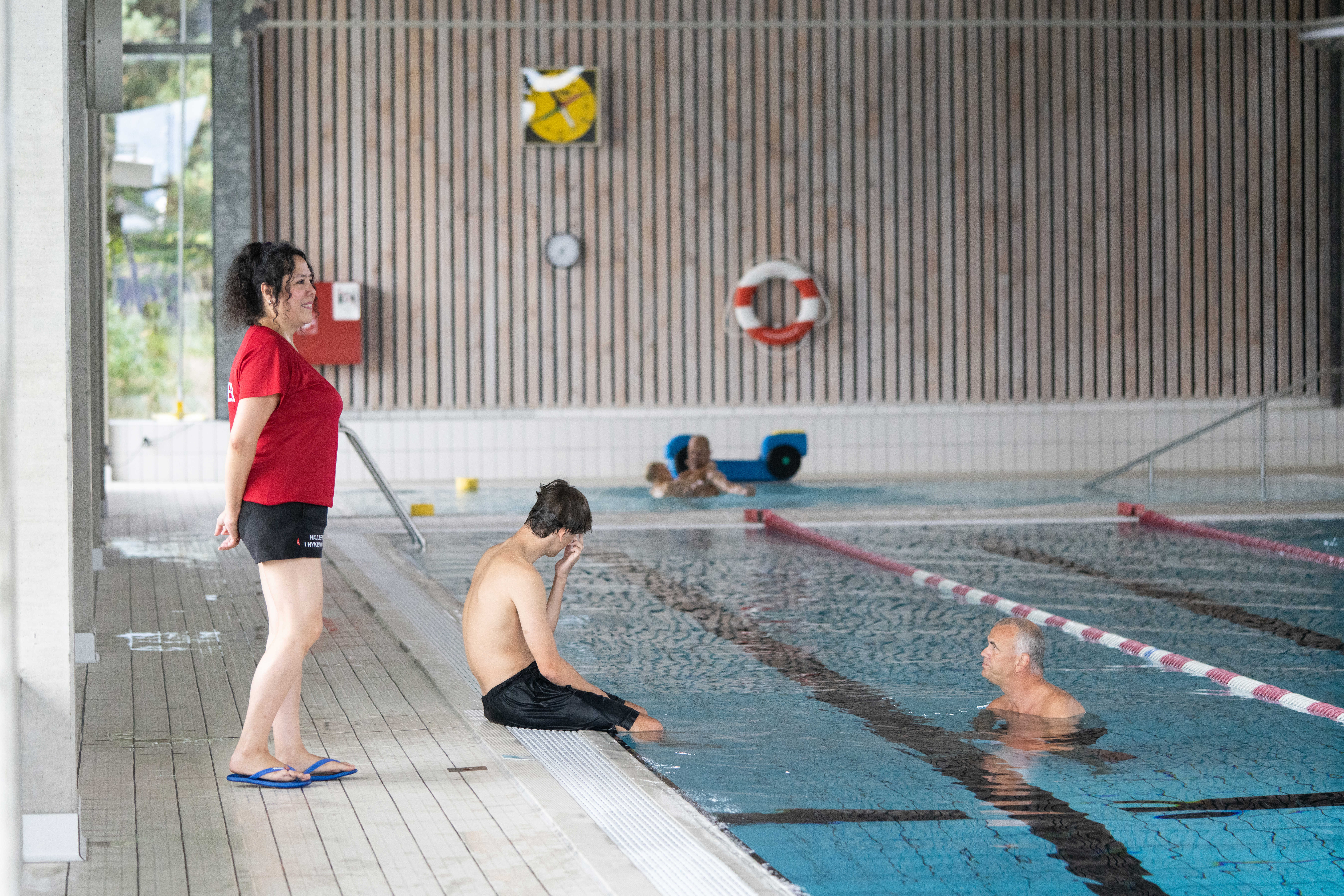 Livredder på kanten af bassinet i Nykøbing Svømmehal