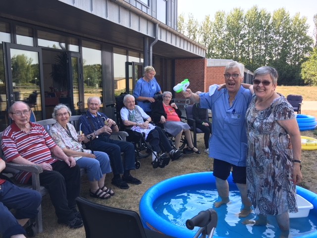 Beboerne og medarbejdere omkring vandbassin