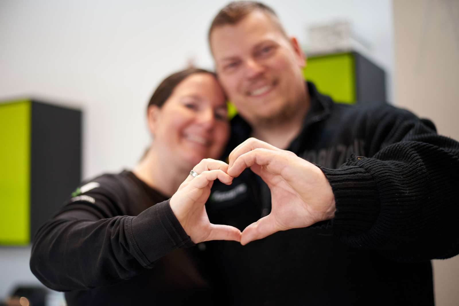 Par der viser hjerte med hænderne