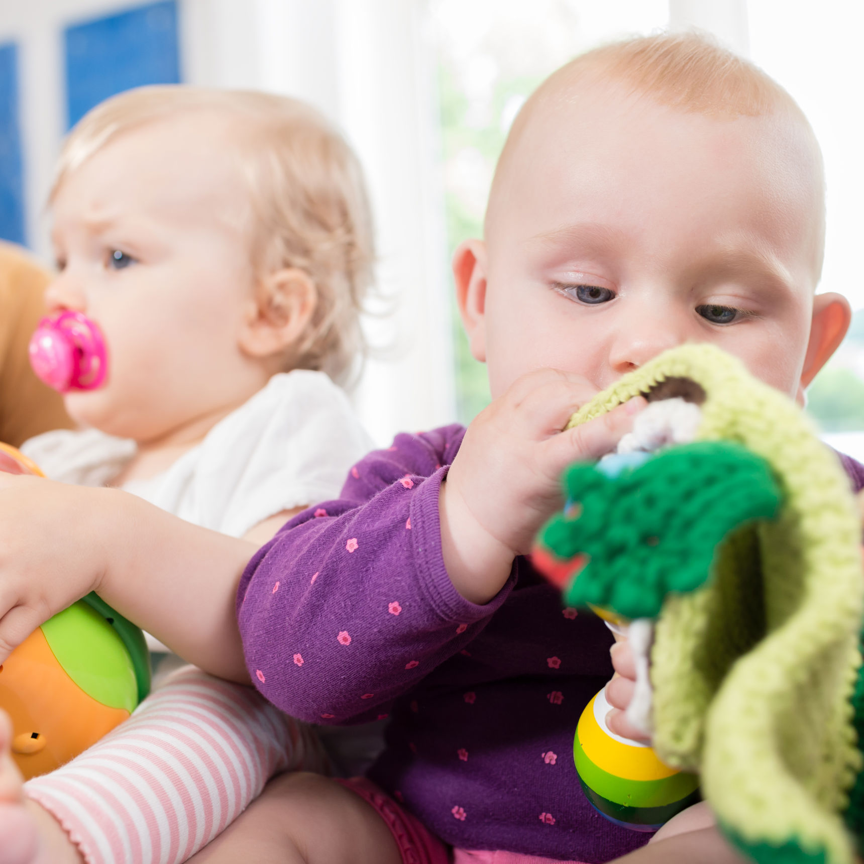 To små børn der leger med legetøj