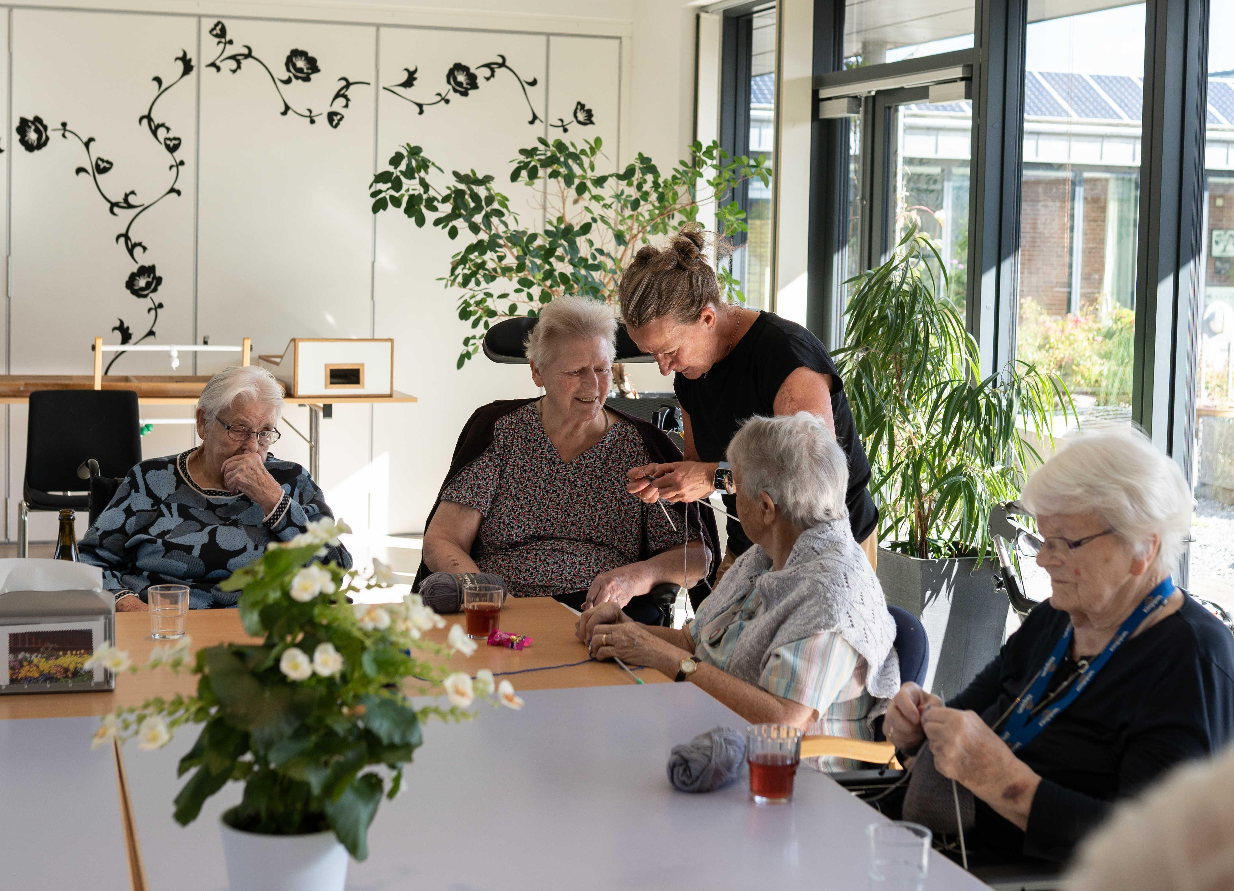 Hjælpende hånd med strikketøjet