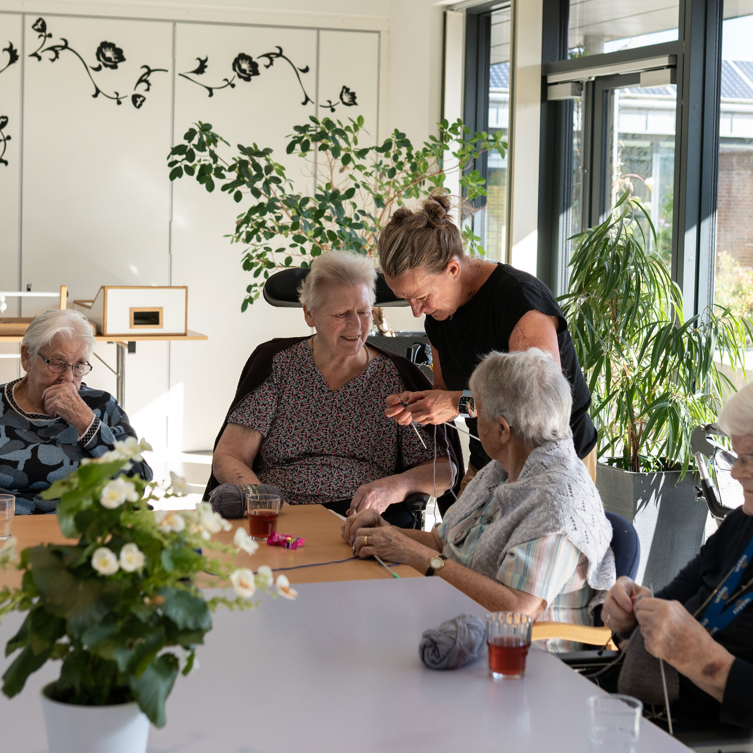 Hjælpende hånd med strikketøjet
